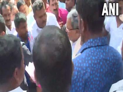 Former Karnataka CM Siddaramaiah slaps supporter in Bengaluru, caught on camera | Former Karnataka CM Siddaramaiah slaps supporter in Bengaluru, caught on camera
