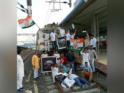 MP: Youth Congress workers stop train in protest against Rahul Gandhi's disqualification from Lok Sabha | MP: Youth Congress workers stop train in protest against Rahul Gandhi's disqualification from Lok Sabha MP: Youth Congress workers stop train in protest against Rahul Gandhi's disqualification from Lok Sabha | MP: Youth Congress workers stop train in protest against Rahul Gandhi's disqualification from Lok Sabha