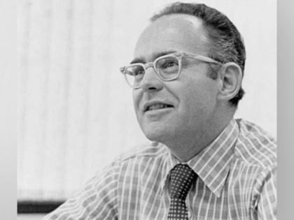 Intel co-founder Gordon Moore dies at 94 | Intel co-founder Gordon Moore dies at 94