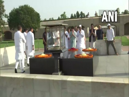 Kharge, Priyanka Gandhi pay tributes at Raj Ghat amid 'Satyagraha' against Rahul Gandhi's disqualification | Kharge, Priyanka Gandhi pay tributes at Raj Ghat amid 'Satyagraha' against Rahul Gandhi's disqualification
