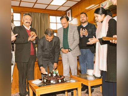 Himachal: Sukhwinder Sukhu celebrates his first birthday as CM, cuts 59 kg cake | Himachal: Sukhwinder Sukhu celebrates his first birthday as CM, cuts 59 kg cake