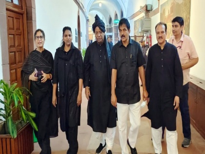 Congress MPs to protest in black clothes in Parliament against Rahul Gandhi's disqualification, Adani issue | Congress MPs to protest in black clothes in Parliament against Rahul Gandhi's disqualification, Adani issue