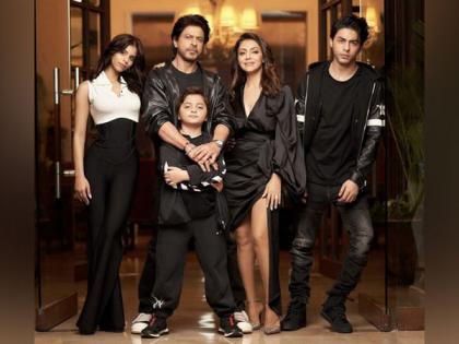SRK, Gauri strike stylish pose in black outfits with their children, take a look | SRK, Gauri strike stylish pose in black outfits with their children, take a look