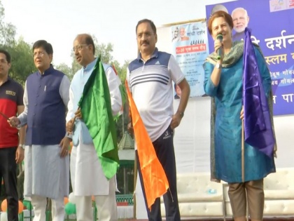 Piyush Goyal flags off G-20 Yuva Slum Daud in Delhi | Piyush Goyal flags off G-20 Yuva Slum Daud in Delhi