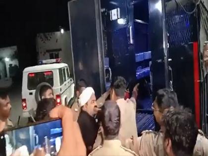 Prayagraj Police, taking Atiq Ahmed from Ahmedabad to UP jail, halts in Udaipur for refuelling | Prayagraj Police, taking Atiq Ahmed from Ahmedabad to UP jail, halts in Udaipur for refuelling