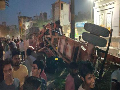 Crane overturns on vehicles at construction site in North East Delhi, few injured | Crane overturns on vehicles at construction site in North East Delhi, few injured