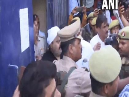 "They want to kill me..." Atiq Ahmed alleges as UP Police leave with him from Sabarmati Jail | "They want to kill me..." Atiq Ahmed alleges as UP Police leave with him from Sabarmati Jail "They want to kill me..." Atiq Ahmed alleges as UP Police leave with him from Sabarmati Jail | "They want to kill me..." Atiq Ahmed alleges as UP Police leave with him from Sabarmati Jail