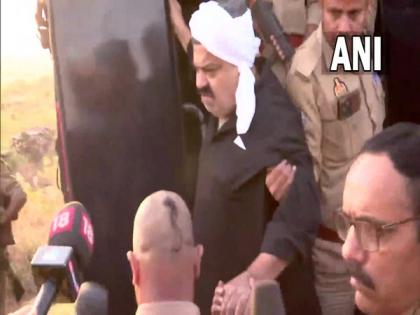 Atiq Ahmed's convoy enters Madhya Pradesh, briefly halts in Shivpuri while enroute to Prayagraj jail | Atiq Ahmed's convoy enters Madhya Pradesh, briefly halts in Shivpuri while enroute to Prayagraj jail
