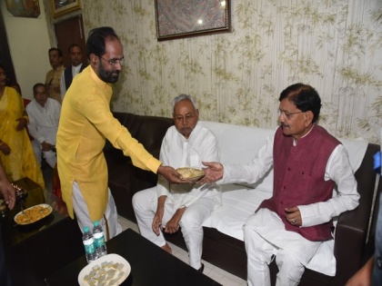 Bihar CM visits party leader Sanjay Mayukh's house on Chaiti Chhath | Bihar CM visits party leader Sanjay Mayukh's house on Chaiti Chhath
