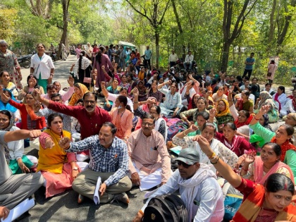 Contractual health workers stage dharna outside MP Health Minister's bungalow | Contractual health workers stage dharna outside MP Health Minister's bungalow