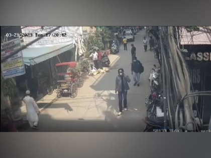 Denim jacket, mask, no turban; Amritpal Singh spotted on Delhi streets | Denim jacket, mask, no turban; Amritpal Singh spotted on Delhi streets