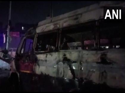 Maharashtra: Police, public vehicles set on fire during clash between two groups in Kiradpura | Maharashtra: Police, public vehicles set on fire during clash between two groups in Kiradpura