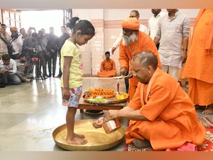 UP CM Yogi Adityanath performs Kanya Pujan ritual in Gorakhpur | UP CM Yogi Adityanath performs Kanya Pujan ritual in Gorakhpur