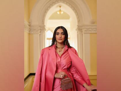 Dior Mumbai Show: Fashionista Sonam glows in pink | Dior Mumbai Show: Fashionista Sonam glows in pink