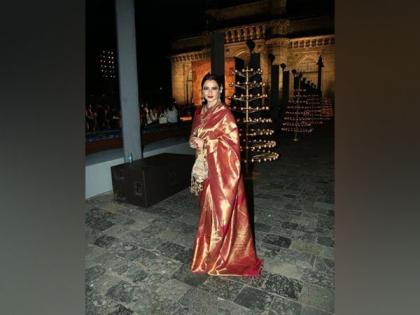 Rekha shines in her traditional look at Dior's Mumbai fashion show | Rekha shines in her traditional look at Dior's Mumbai fashion show