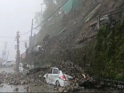 U'khand: Several vehicles buried after hotel canopy collapses due to heavy rainfall in Mussoorie | U'khand: Several vehicles buried after hotel canopy collapses due to heavy rainfall in Mussoorie