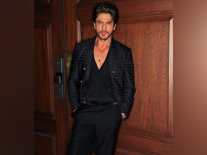 Shah Rukh Khan looks dapper in black suit for Ambani event, fan says "SRK giving competition to his son" | Shah Rukh Khan looks dapper in black suit for Ambani event, fan says "SRK giving competition to his son"