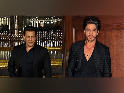 Salman poses with Shah Rukh Khan's family, check out this cute moment | Salman poses with Shah Rukh Khan's family, check out this cute moment