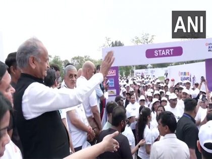 Rajasthan: CM Ashok Gehlot flags off 'JITO Ahimsa Run' in Jaipur | Rajasthan: CM Ashok Gehlot flags off 'JITO Ahimsa Run' in Jaipur