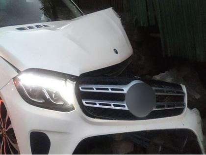 Luxury car rams into wall in Delhi's Sainik Farm, no one injured | Luxury car rams into wall in Delhi's Sainik Farm, no one injured