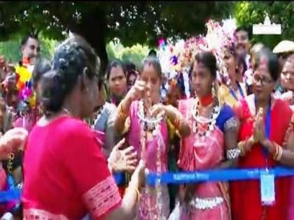 Delhi: Women of Baiga community visit Amrit Udyan, meet President Murmu | Delhi: Women of Baiga community visit Amrit Udyan, meet President Murmu