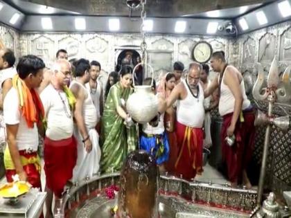 MP: Bollywood actress Raveena Tandon offeres prayers at Mahakaleshwar Temple in Ujjain | MP: Bollywood actress Raveena Tandon offeres prayers at Mahakaleshwar Temple in Ujjain