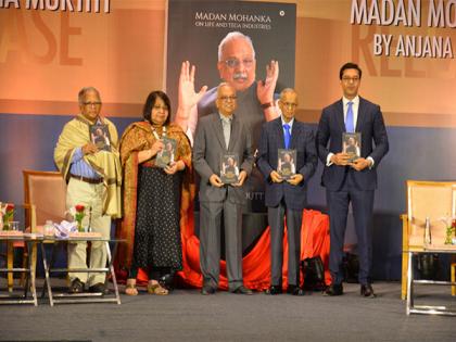 Narayana Murthy releases Madan Mohanka's biography "I Did What I Had To Do" | Narayana Murthy releases Madan Mohanka's biography "I Did What I Had To Do"