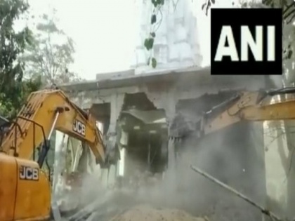 MP: Indore Municipal Corporation fills stepwell at temple where 36 people died last week after its floor collapse; demolishes illegal structure of temple too | MP: Indore Municipal Corporation fills stepwell at temple where 36 people died last week after its floor collapse; demolishes illegal structure of temple too