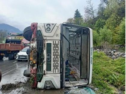 5 injured in road accident in Himachal Pradesh's Kullu | 5 injured in road accident in Himachal Pradesh's Kullu