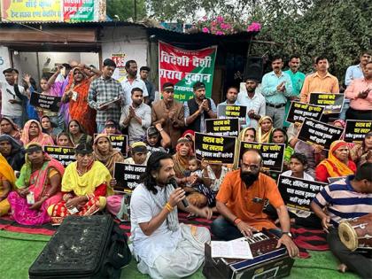 MP: Hindus recite Hanuman Chalisa, Muslims hold Iftar in protest against liquor shop | MP: Hindus recite Hanuman Chalisa, Muslims hold Iftar in protest against liquor shop