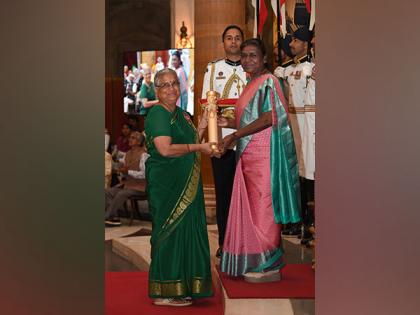 President Murmu presents Padma Awards 2023 at civil investiture ceremony | President Murmu presents Padma Awards 2023 at civil investiture ceremony