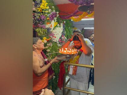 Hanuman Jayanti: 'Adipurush' director Om Raut visits Karmanghat Hanuman Temple, see pics | Hanuman Jayanti: 'Adipurush' director Om Raut visits Karmanghat Hanuman Temple, see pics