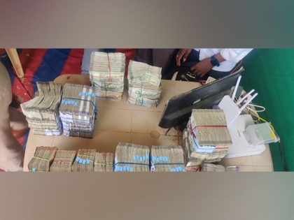 Karnataka: Police seize unaccounted cash in Gadag | Karnataka: Police seize unaccounted cash in Gadag