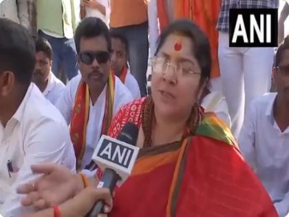 West Bengal: BJP MP Locket Chatterjee stopped from participating in Hanuman Jayanti procession in Hooghly | West Bengal: BJP MP Locket Chatterjee stopped from participating in Hanuman Jayanti procession in Hooghly