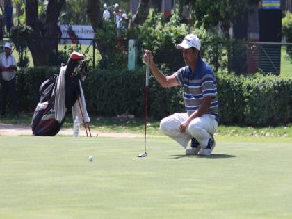 Delhi-NCR Open: Seasoned Shamim Khan weathers windy conditions to shoot day's best 68, moves into lead | Delhi-NCR Open: Seasoned Shamim Khan weathers windy conditions to shoot day's best 68, moves into lead