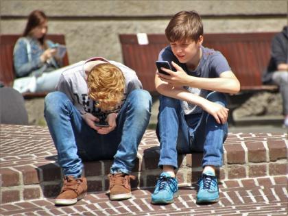 Teens who use smartphones for more than 3 hours a day suffer more from back pain | Teens who use smartphones for more than 3 hours a day suffer more from back pain