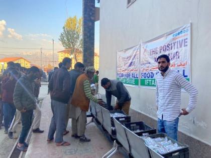 'Positive Kashmir' feeding Valley's people under Iftar Drive during Ramzan | 'Positive Kashmir' feeding Valley's people under Iftar Drive during Ramzan