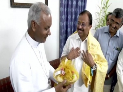 Kerala: MoS MEA V Muraleedharan visits Latin Diocese Bishop House on Easter | Kerala: MoS MEA V Muraleedharan visits Latin Diocese Bishop House on Easter