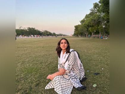 Sara Ali Khan poses in serenity in Delhi, fans wonder how she took pictures | Sara Ali Khan poses in serenity in Delhi, fans wonder how she took pictures