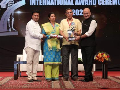 Narayan Seva Sansthan's Award Ceremony; Anupam Kher felicitated 55 inspirational personalities | Narayan Seva Sansthan's Award Ceremony; Anupam Kher felicitated 55 inspirational personalities