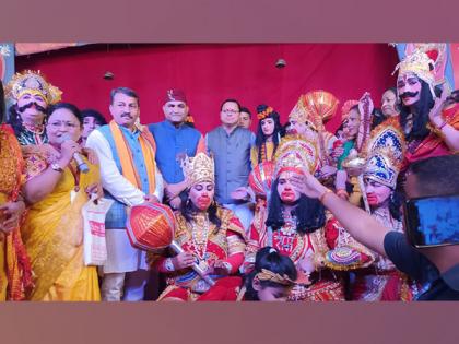 Uttarakhand CM attends Ramlila performed by women in Haldwani | Uttarakhand CM attends Ramlila performed by women in Haldwani