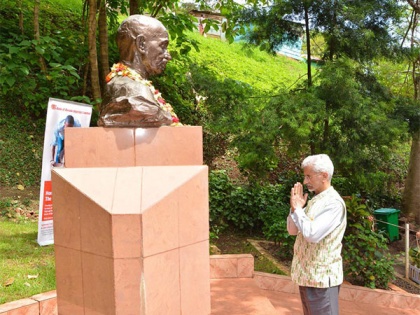 EAM Jaishankar pays homage to Mahatma Gandhi in Uganda's Jinja | EAM Jaishankar pays homage to Mahatma Gandhi in Uganda's Jinja