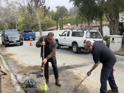 Watch: Arnold Schwarzenegger fixes a giant pothole in LA, netizens impressed | Watch: Arnold Schwarzenegger fixes a giant pothole in LA, netizens impressed