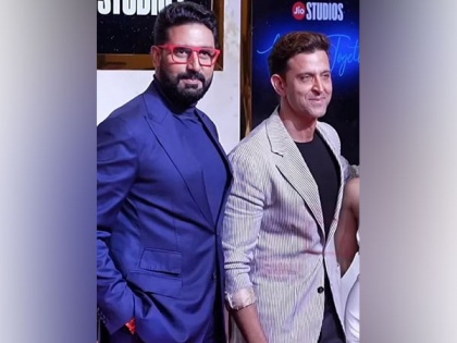 Hrithik Roshan and Abhishek Bachchan pose together at Mumbai event, fans feel 'Dhoom' heat | Hrithik Roshan and Abhishek Bachchan pose together at Mumbai event, fans feel 'Dhoom' heat