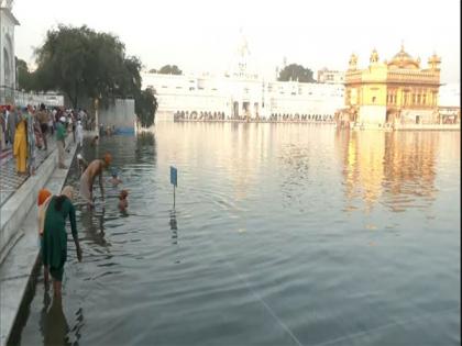 Devotees take holy dip in Golden Temple 'Sarovar' on Baisakhi | Devotees take holy dip in Golden Temple 'Sarovar' on Baisakhi