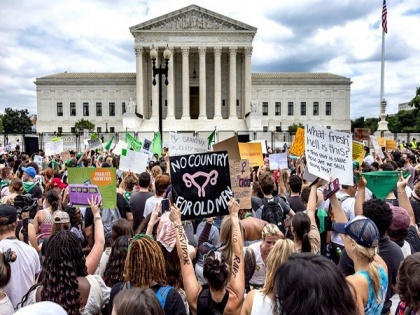 US: Supreme Court 'temporarily' restores availability of common abortion pill | US: Supreme Court 'temporarily' restores availability of common abortion pill