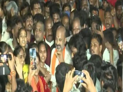BJP stages protest march against KCR govt over "unemployment" | BJP stages protest march against KCR govt over "unemployment"