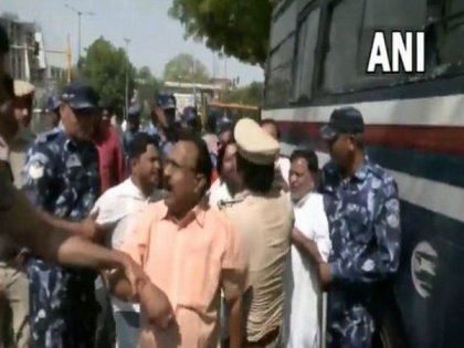 AAP workers protesting in support of Kejriwal detained at Delhi's Kashmiri Gate | AAP workers protesting in support of Kejriwal detained at Delhi's Kashmiri Gate