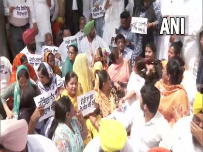 Punjab: AAP workers stage protest at Amritsar in support of Delhi CM Kejriwal | Punjab: AAP workers stage protest at Amritsar in support of Delhi CM Kejriwal
