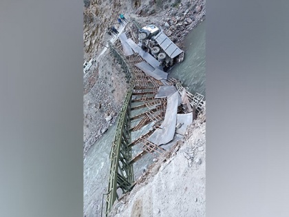 Bridge in Uttarakhand's Chamoli snaps, truck falls into river | Bridge in Uttarakhand's Chamoli snaps, truck falls into river